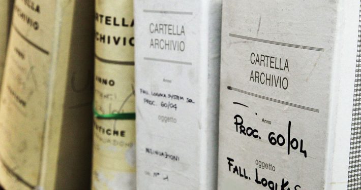 Cartelle archivio datate e consunte