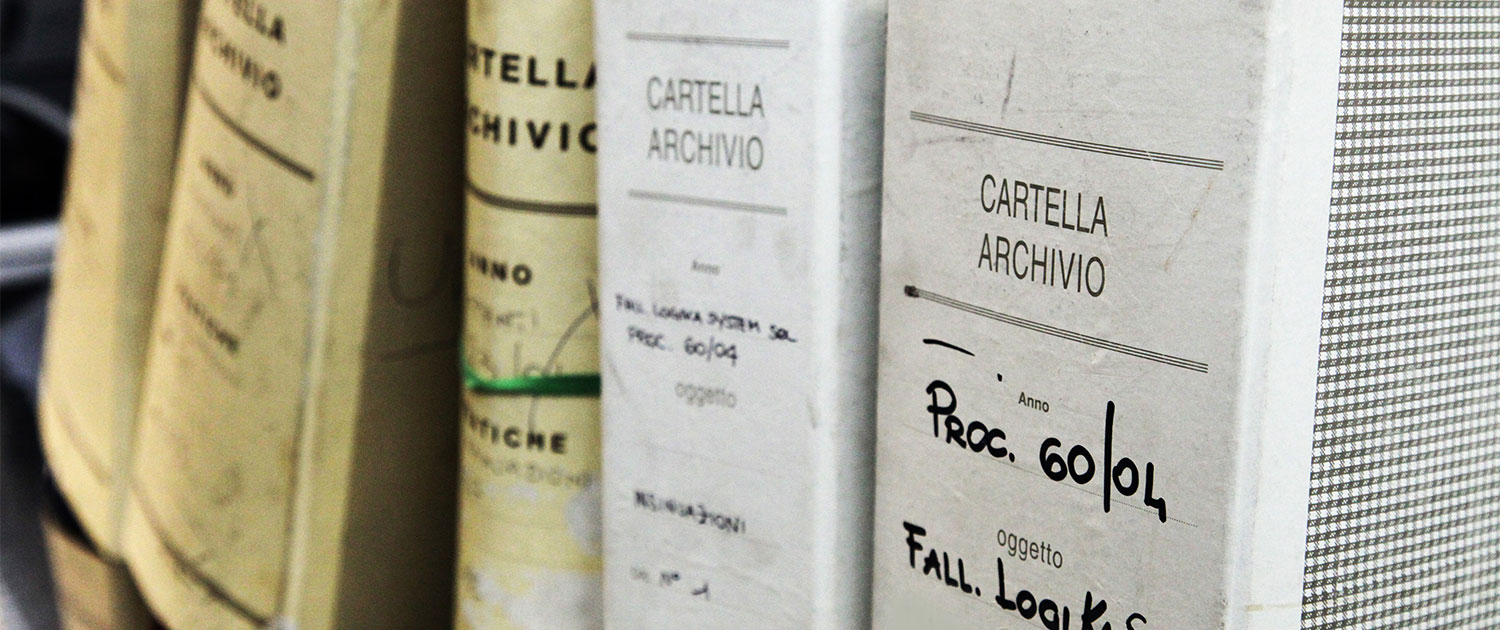 Cartelle archivio datate e consunte